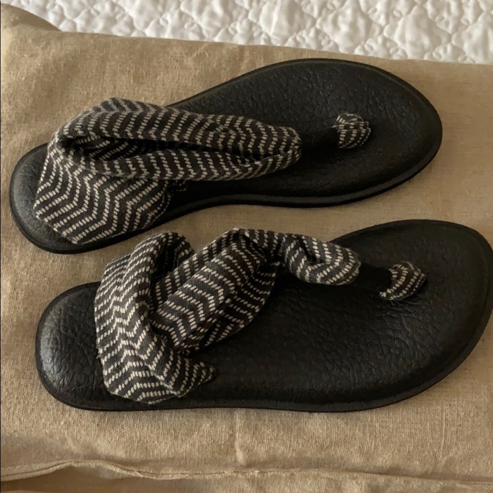 Sanuk sandals ✨